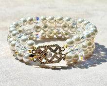 Load image into Gallery viewer, Pearl bracelet with a decorative clasp with Austrian Crystal
