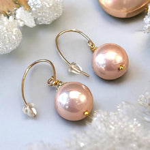 Load image into Gallery viewer, Pink pearl pearl drop earrings in Gold
