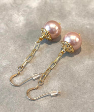 Load image into Gallery viewer, Long Pink pearl earrings in gold
