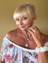 Load image into Gallery viewer, Pearl pendant necklace
