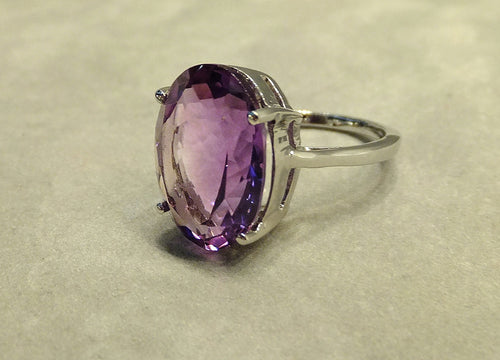 Oval amethyst gemstone ring