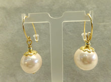 Load image into Gallery viewer, Blush pearl drop earrings in gold
