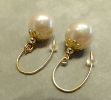 Load image into Gallery viewer, Blush pearl drop earrings in gold
