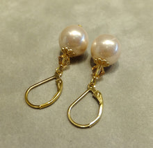 Load image into Gallery viewer, Pearl earrings in gold
