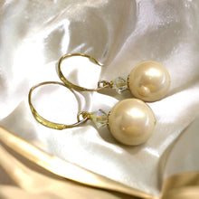 Load image into Gallery viewer, Mother of pearl blush drop earrings in gold
