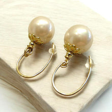 Load image into Gallery viewer, Blush Pearl drop earrings in Gold
