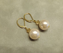 Load image into Gallery viewer, Pearl drop earrings in gold
