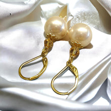 Load image into Gallery viewer, Peal earrings in gold
