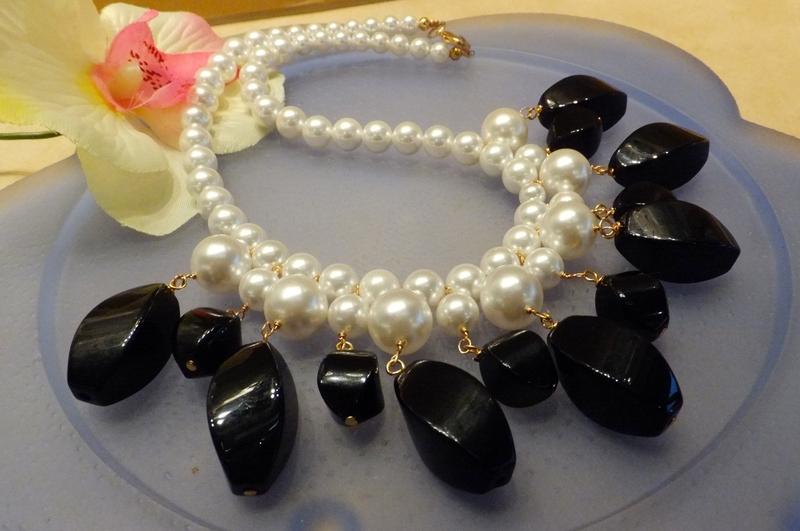 White mother of pearl and black onyx necklace