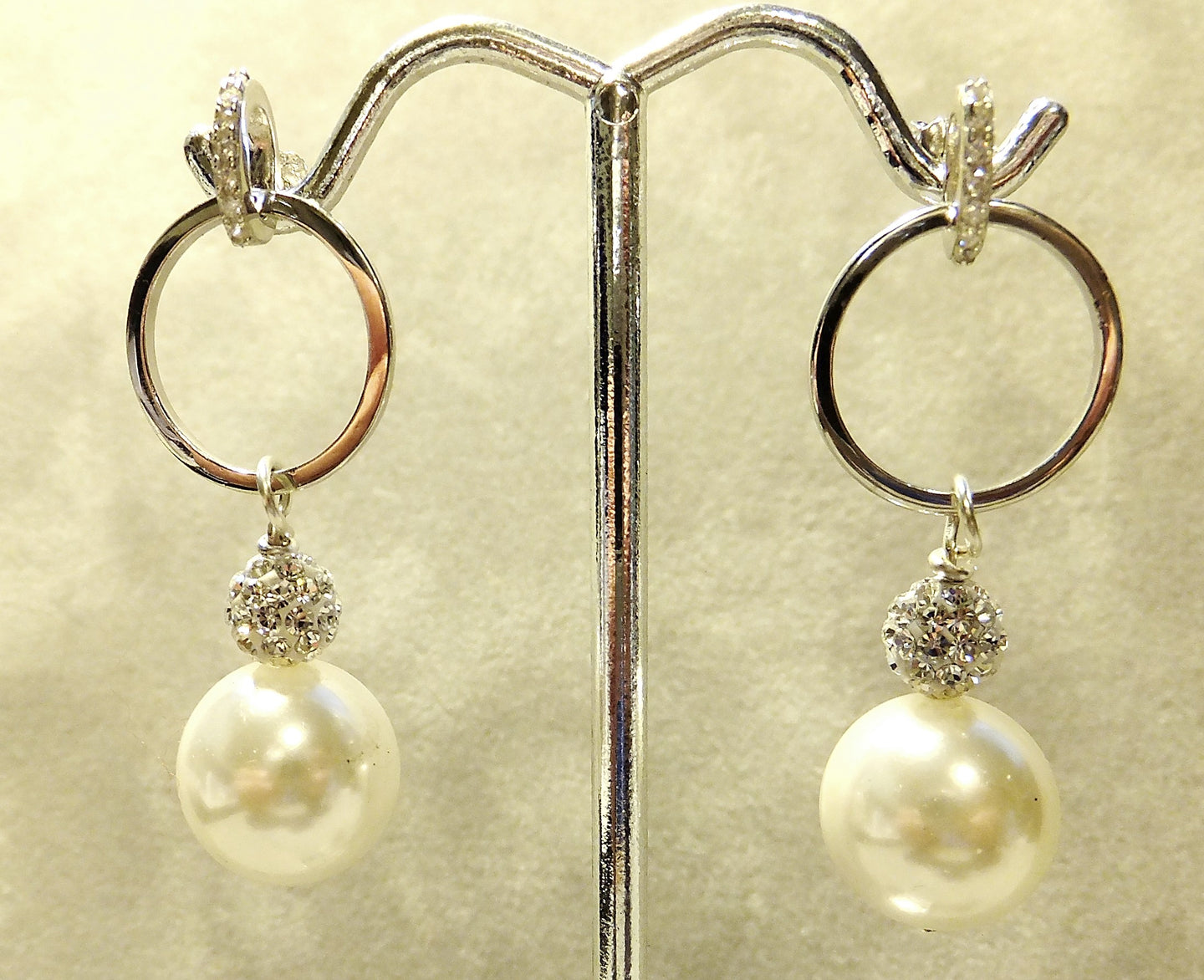 White mother of pearl drop earring
