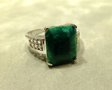 Load image into Gallery viewer, Emerald gemstone ring
