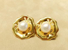 Load image into Gallery viewer, Flower golden white pearl earrings

