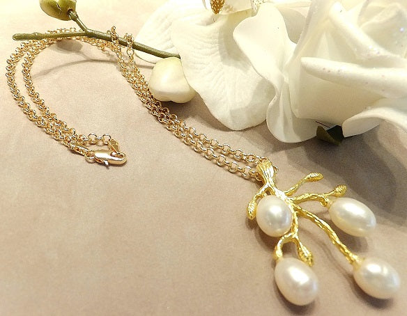 Natural pearl and gold necklace