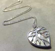Load image into Gallery viewer, Mother of pearl heart necklace
