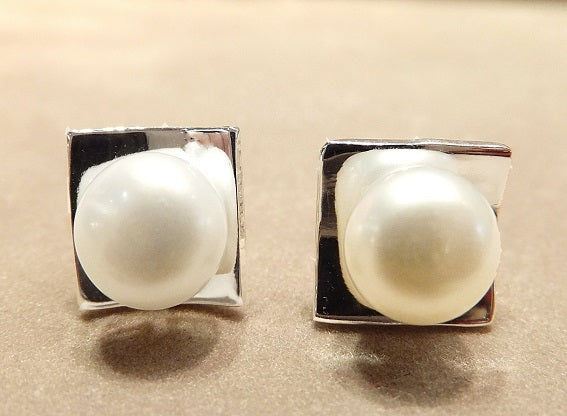 Natural White Freshwater Stud Pearl Earring in Sterling Silver