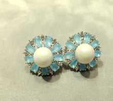 Load image into Gallery viewer, Flower earrings with pearl
