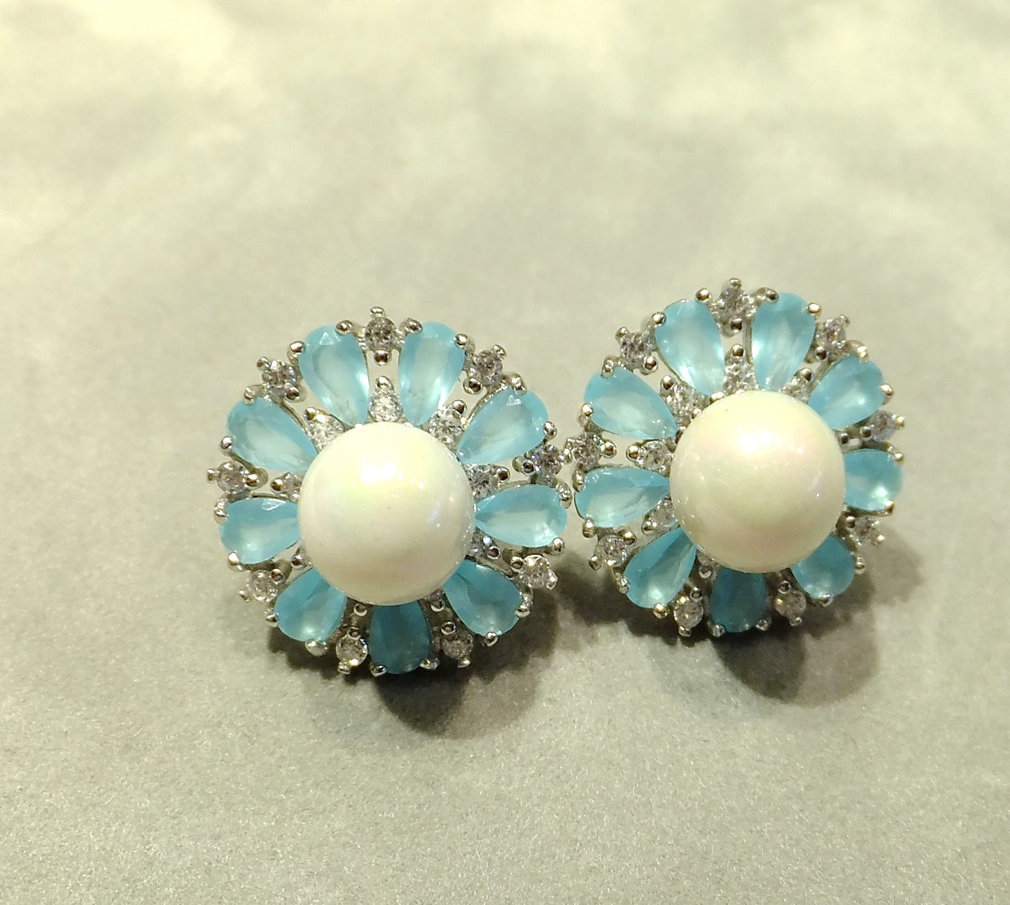 Flower earrings with pearl
