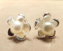 Load image into Gallery viewer, White pearl flower earrings
