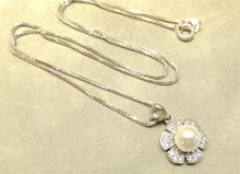 Load image into Gallery viewer, Pearl flower and white topaz gemstone necklace
