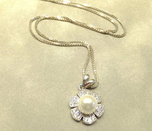 Load image into Gallery viewer, Pearl flower and white topaz gemstone necklace
