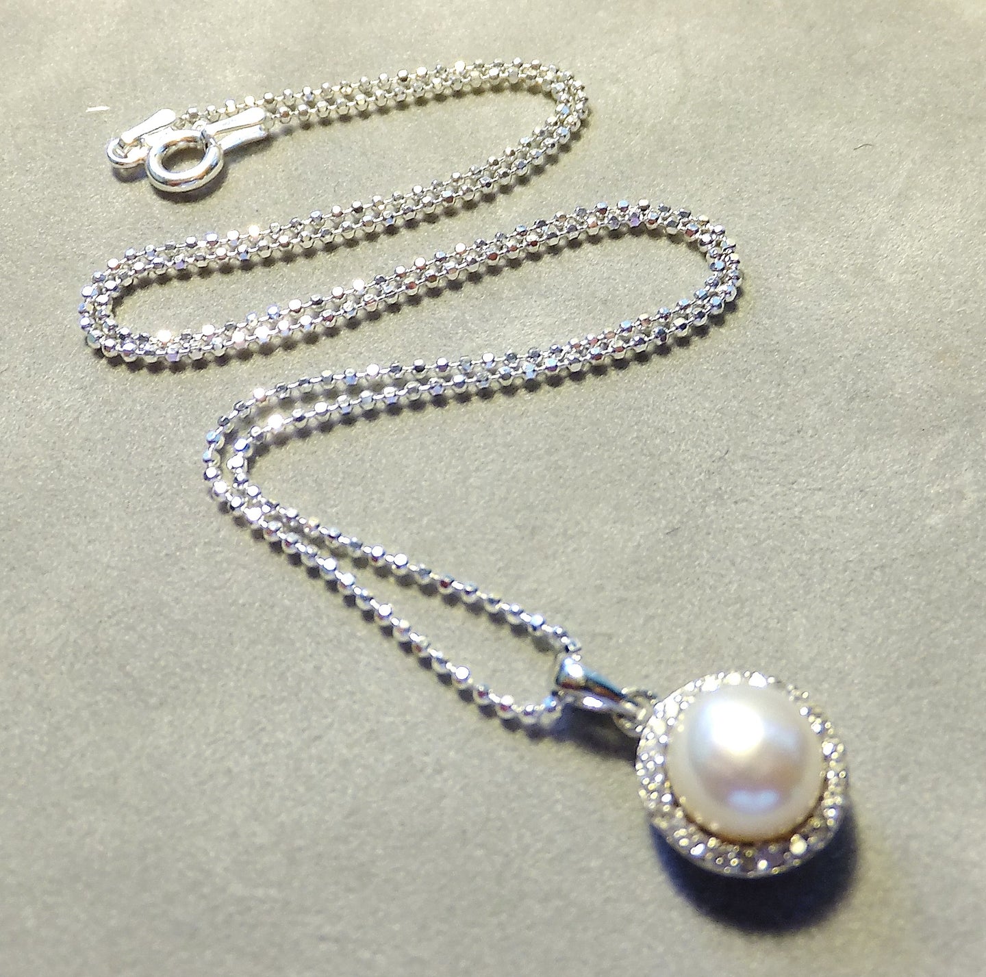 Freshwater white pearl necklace