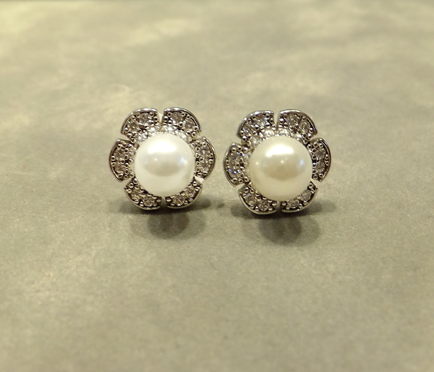 Stud white pearl earrings