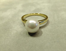 Load image into Gallery viewer, white pearl gold ring
