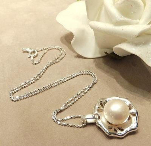 White netural pearl necklace