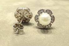 Load image into Gallery viewer, Stud white pearl flower earrings
