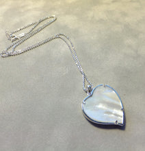Load image into Gallery viewer, Mother of pearl heart necklace
