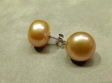 Load image into Gallery viewer, peach pearl stud earrings
