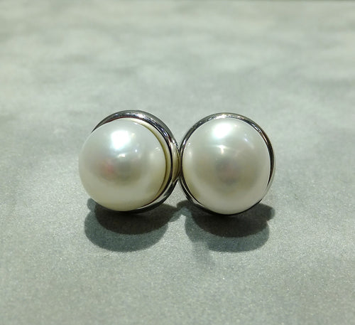 Natural white pearl stud earrings