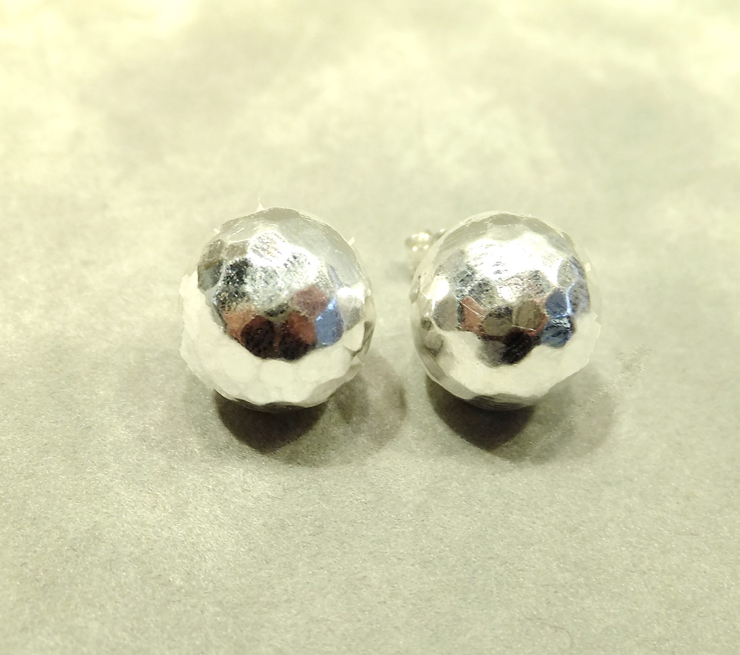 Sterling silver ball stud earrngs