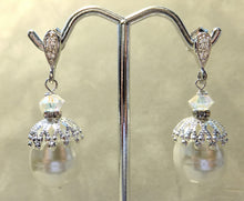 Load image into Gallery viewer, Vintage drop white pearl earrings
