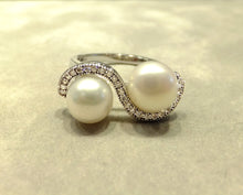 Load image into Gallery viewer, Natural white topaz and white pearl ring
